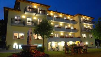 Facciata della struttura - sera/notte