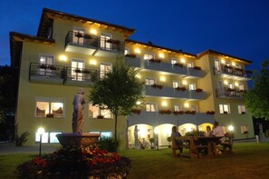 Façade de l’hébergement - soirée/nuit