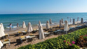 Plage, chaises longues, parasols, serviettes de plage