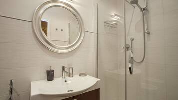 Shower, hair dryer, bidet, towels