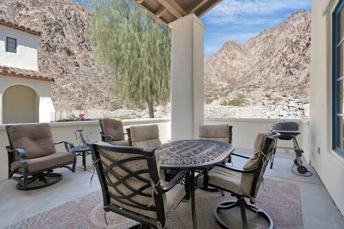 Sensational Single Story Townhome Against the Mountains w/ garage, LQ121
