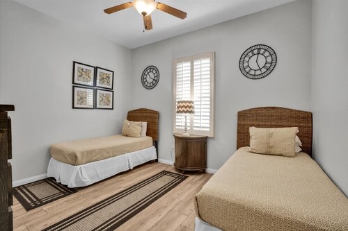 3BR Legacy Villas condo with mountain views, pool, and full kitchen.