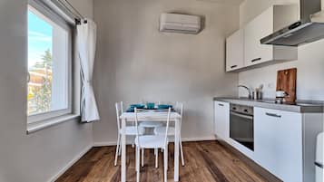Refrigerador, horno, parrilla de estufa y cafetera y tetera