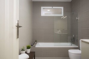 Bathtub, hair dryer, towels