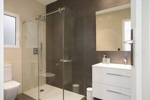 Bathtub, hair dryer, towels