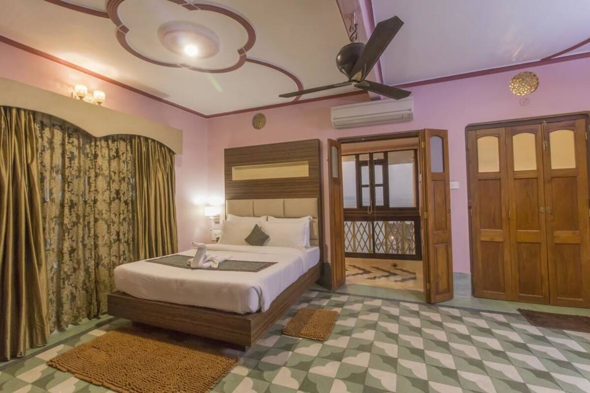 Minibar, in-room safe, desk, rollaway beds