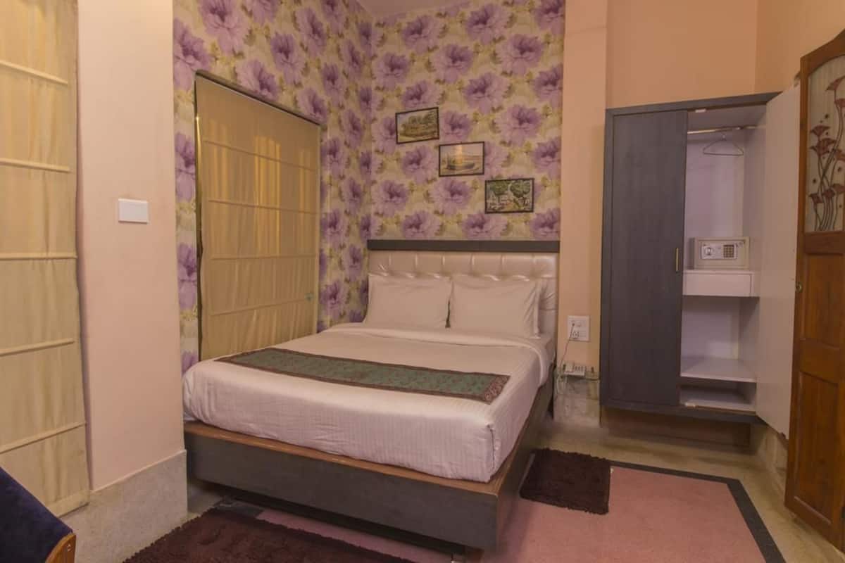 Minibar, in-room safe, desk, rollaway beds