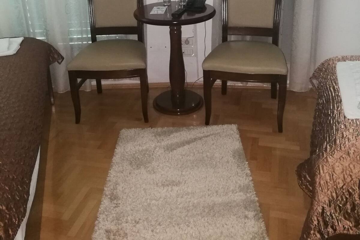 Quarto duplo clássico, 2 camas de solteiro | Área de estar | TV de tela plana