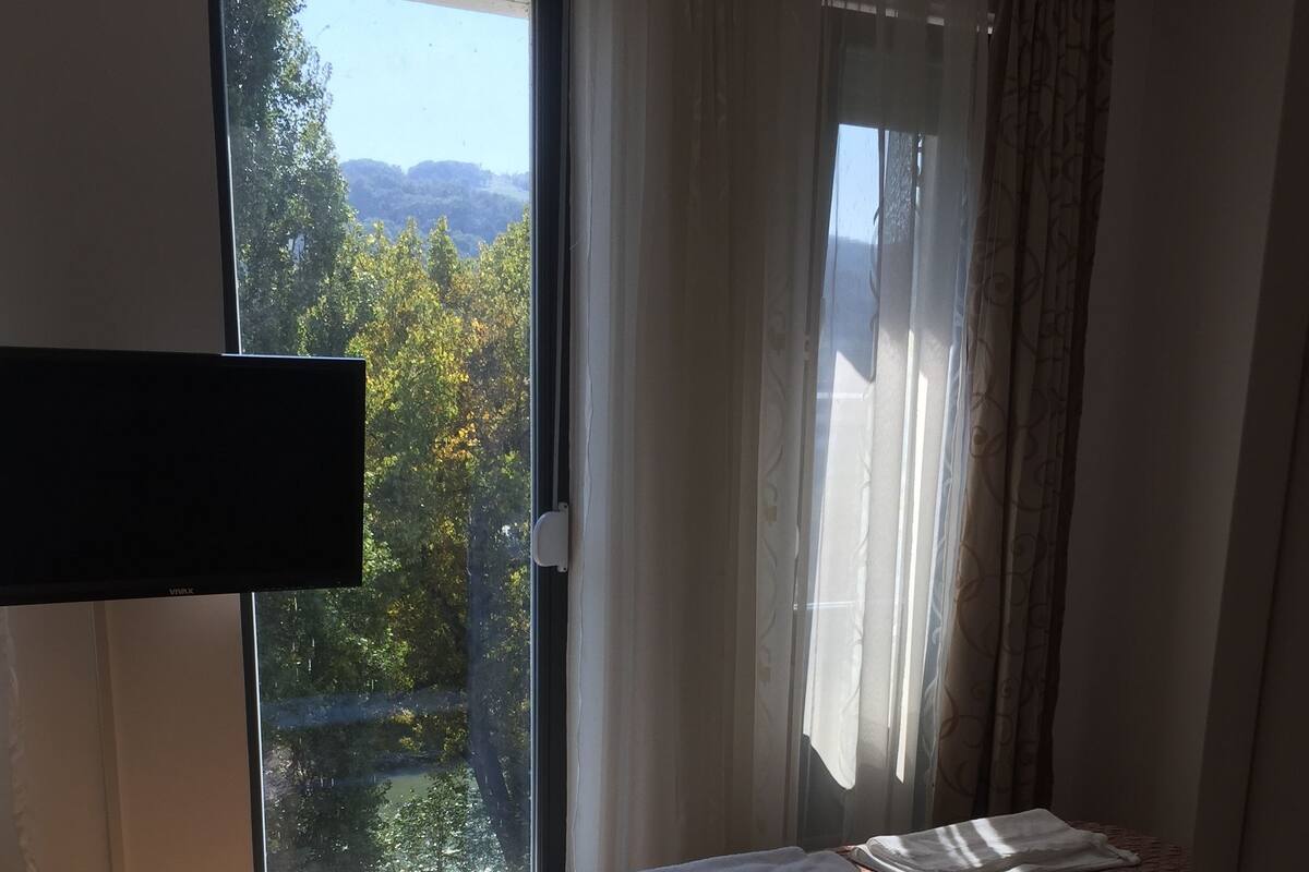 Quarto clássico, várias camas, vista para o rio | Vista para a água