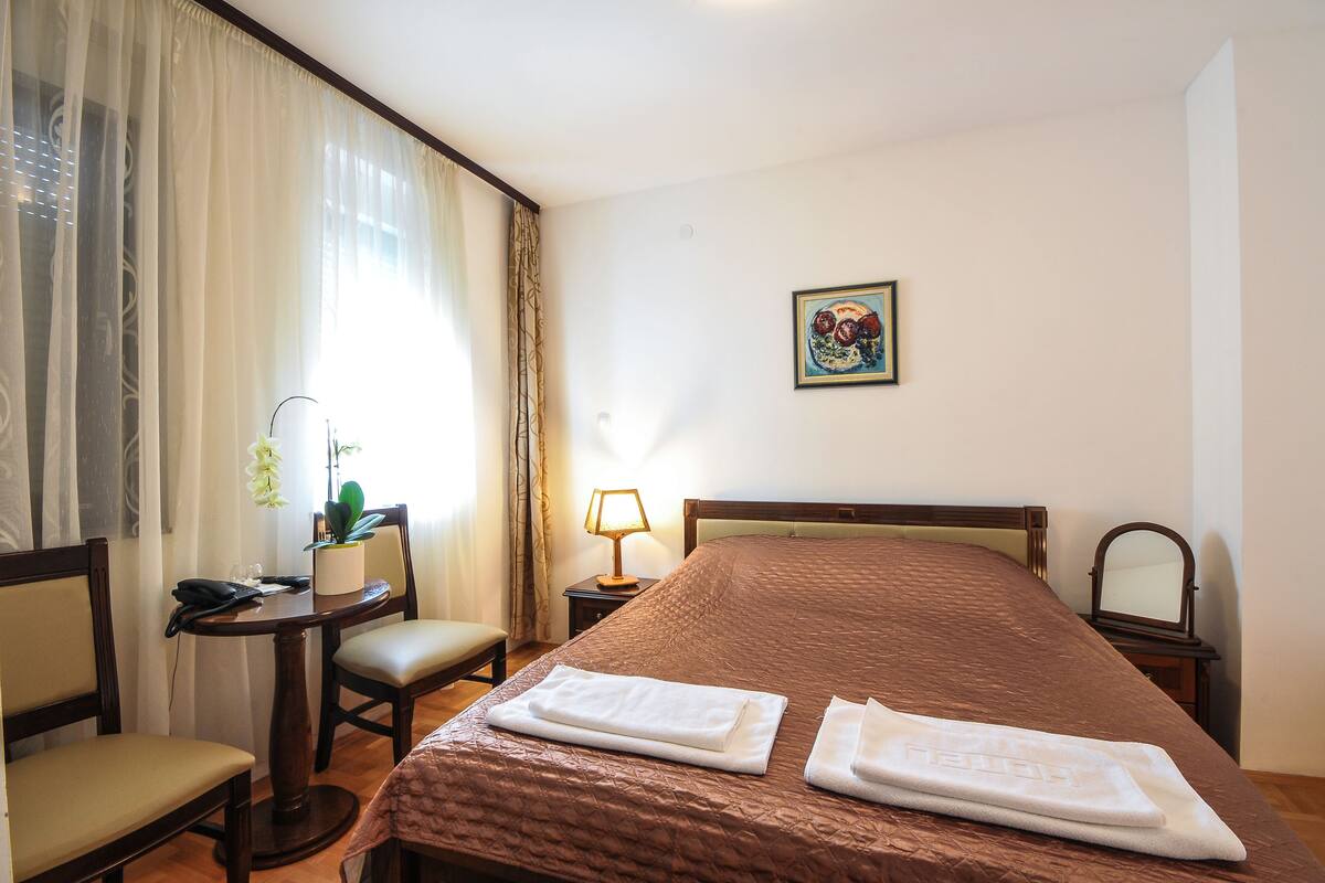 Quarto casal clássico, 1 cama de casal | Escrivaninha, quartos à prova de som, Wi-Fi de cortesia