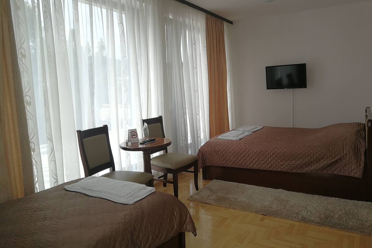 Quarto casal luxo, várias camas, vista para o rio | Escrivaninha, quartos à prova de som, Wi-Fi de cortesia