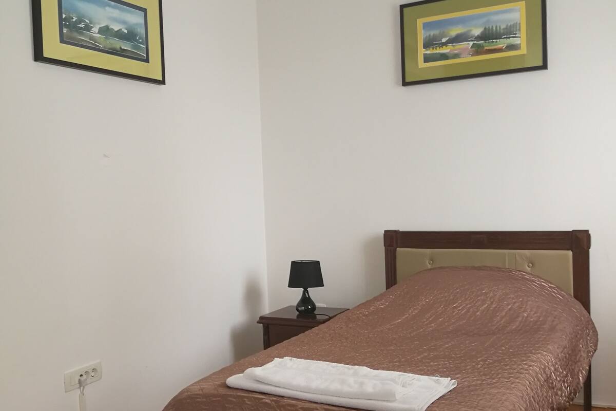 Quarto duplo conforto | Escrivaninha, quartos à prova de som, Wi-Fi de cortesia