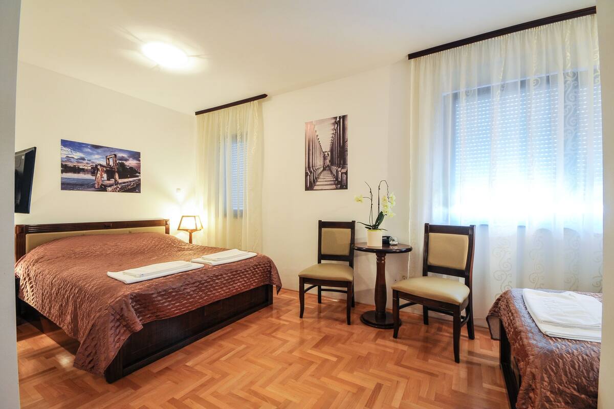 Tweepersoonskamer, kitchenette | Een bureau, geluiddichte muren, gratis wifi