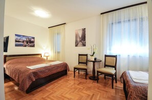 Quarto casal, cozinha americana | Escrivaninha, quartos à prova de som, Wi-Fi de cortesia
