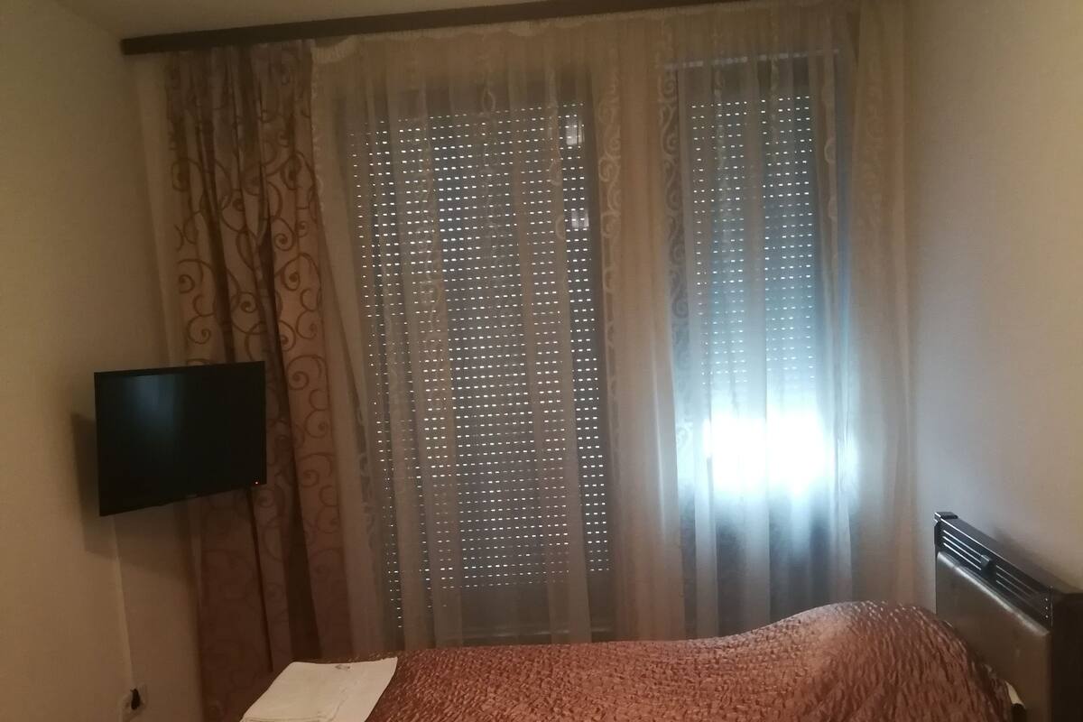 Quarto solteiro conforto | Escrivaninha, quartos à prova de som, Wi-Fi de cortesia