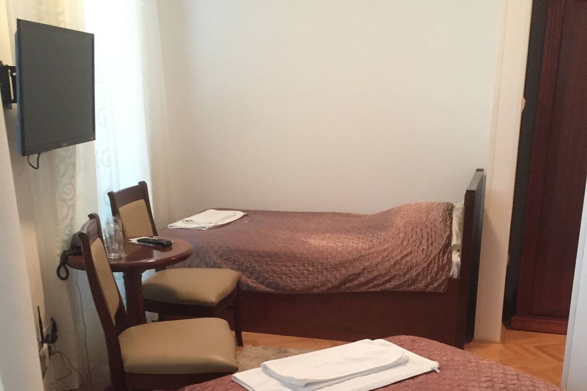 Quarto duplo empresarial, 2 camas de solteiro, vista para a cidade | Escrivaninha, quartos à prova de som, Wi-Fi de cortesia