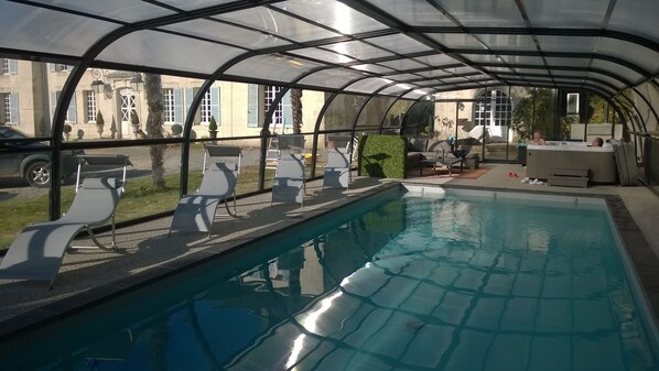 Een binnenzwembad