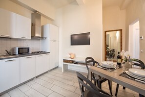 Fridge, microwave, oven, stovetop - Windows on Florence - Santa Croce apartment (Firenze)