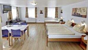 Familienzimmer | Schreibtisch, kostenloses WLAN, Bettwäsche