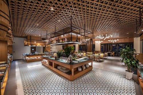 2 restaurantes; se sirven almuerzos y cenas