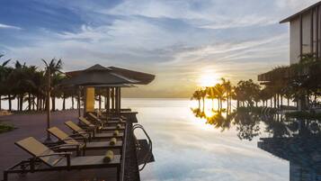 Außenpool, geöffnet von 06:00 Uhr bis 20:00 Uhr, Sonnenschirme