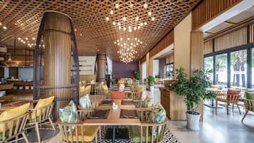 2 restaurants, lunch, dinner, brunch served; international cuisine