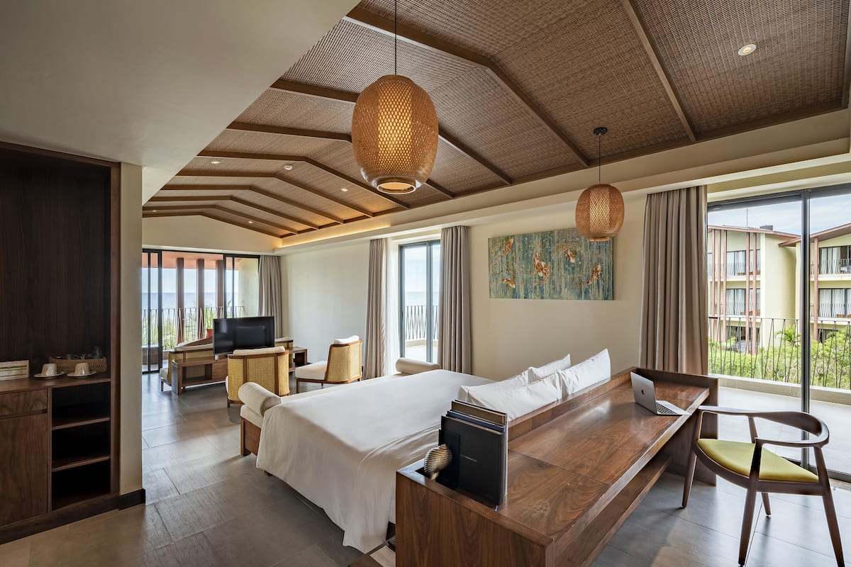 junior suite, 1 king bed | 1 bedroom, premium bedding, minibar, in-room safe