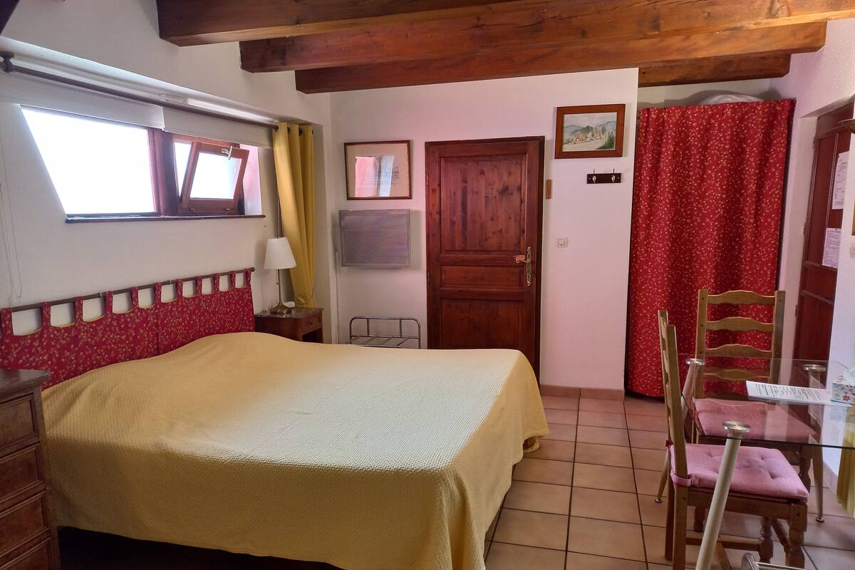 Studio phong cách cổ điển, có phòng tắm riêng (Chambre 4) | Bàn, truy cập Internet không dây miễn phí, bộ trải giường