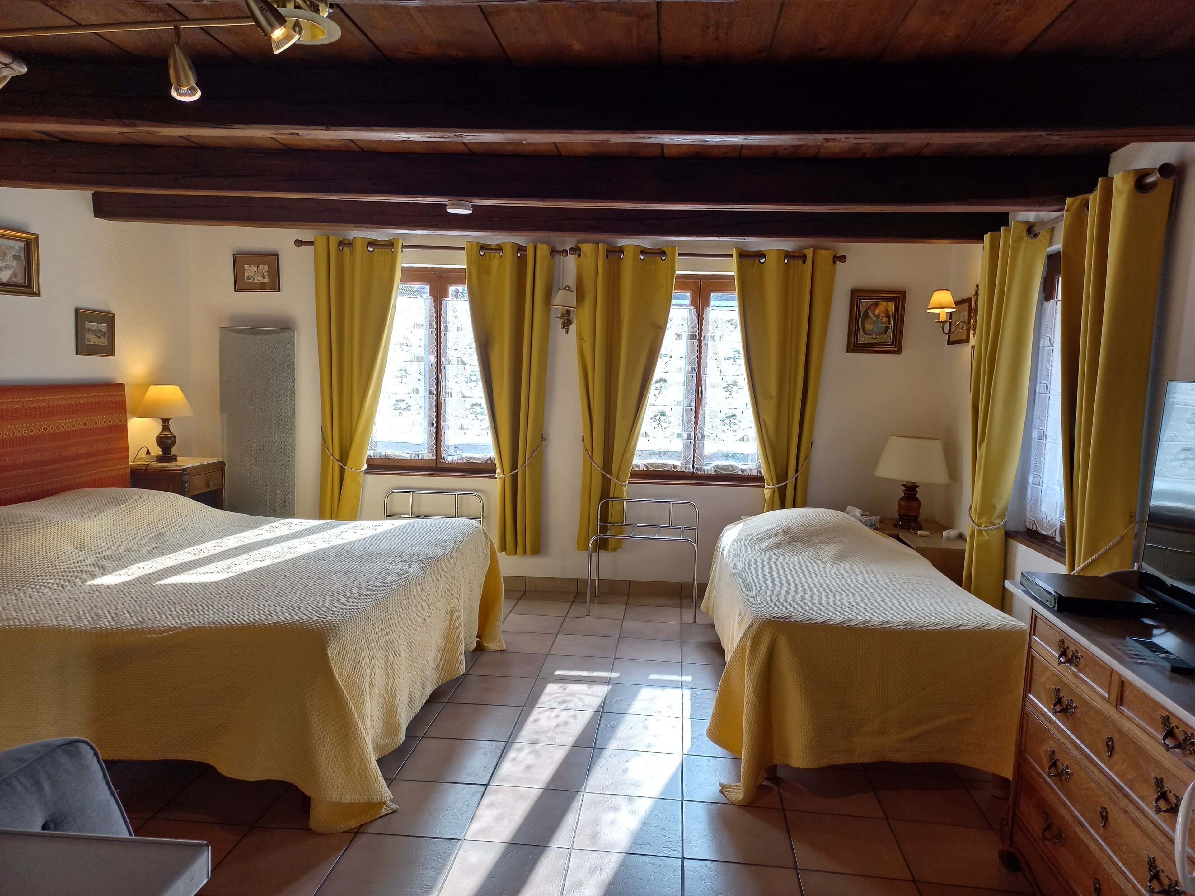 Bureau, Wi-Fi gratuit, draps fournis