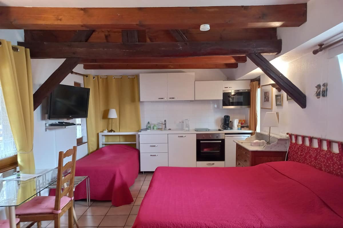 Classic Studio, Ensuite (Chambre 4) | 1 bedroom, desk, free WiFi, bed sheets