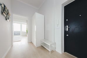 Apartamento premium, 1 cama Queen e sofá-cama, vista para a cidade | Área de estar | TV de tela plana