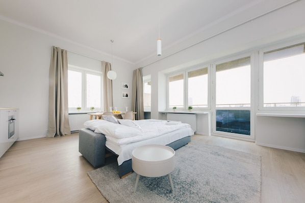 Apartamento premium, 1 cama Queen e sofá-cama, vista para a cidade | Área de estar | TV de tela plana