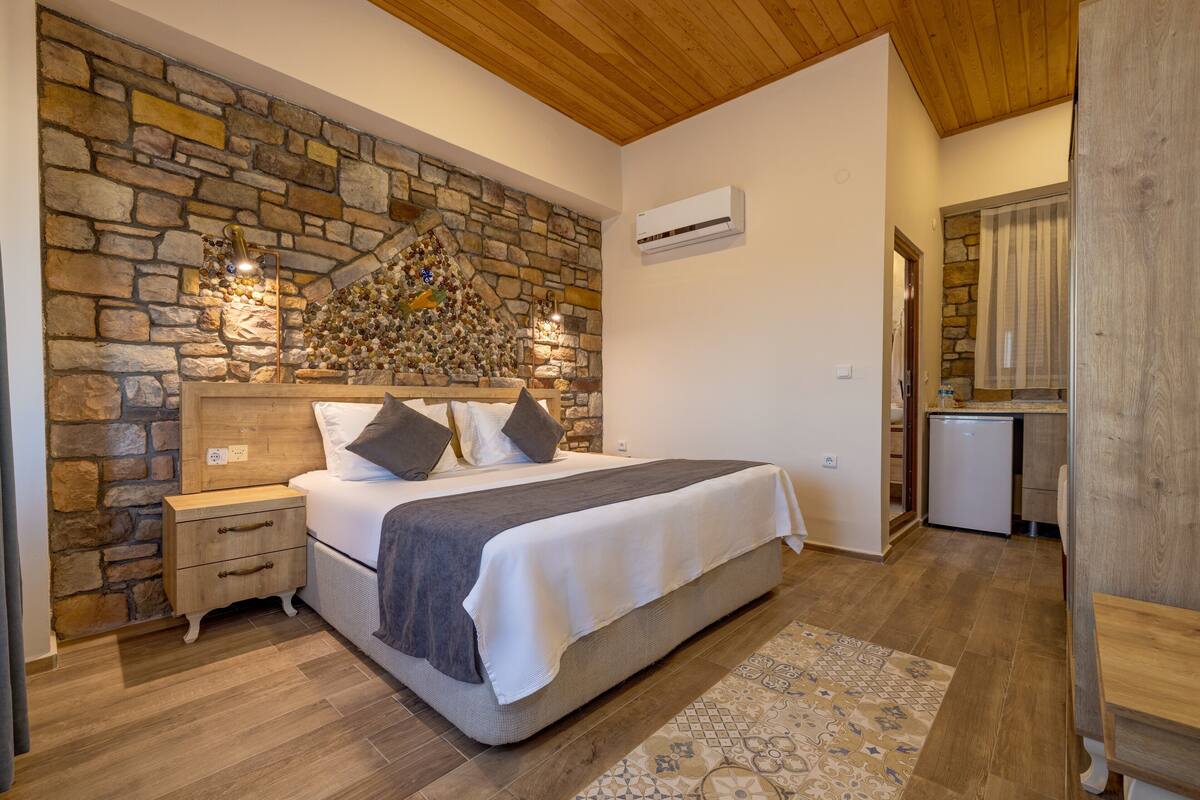 standard room | blackout curtains, soundproofing, bed sheets