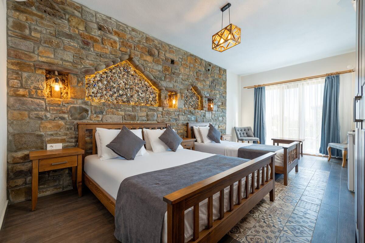 triple room | blackout curtains, soundproofing, bed sheets