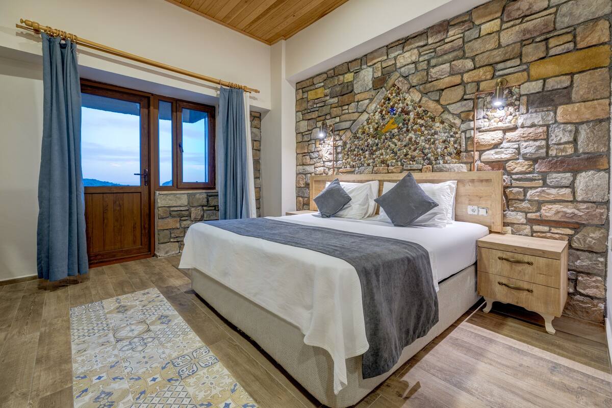 standard room | blackout curtains, soundproofing, bed sheets