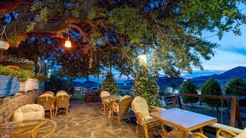 Standard-huone | Oleskelualue | 82âsenttinen LED-televisio, jossa satelliittikanavat