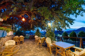 Habitación estándar | Área de sala de estar | Televisión LED de 82 cm con canales vía satélite y televisión