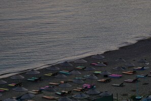 Traslado desde/hacia la playa, camastros y sombrillas
