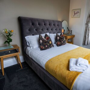 Habitación familiar, baño privado | Ropa de cama de alta calidad y decoración individual