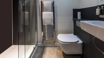 Chuveiro, chuveiro com efeito de chuva, produtos de toalete grátis