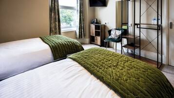 Quarto duplo standard, suíte | Roupas de cama premium, individualmente decorados