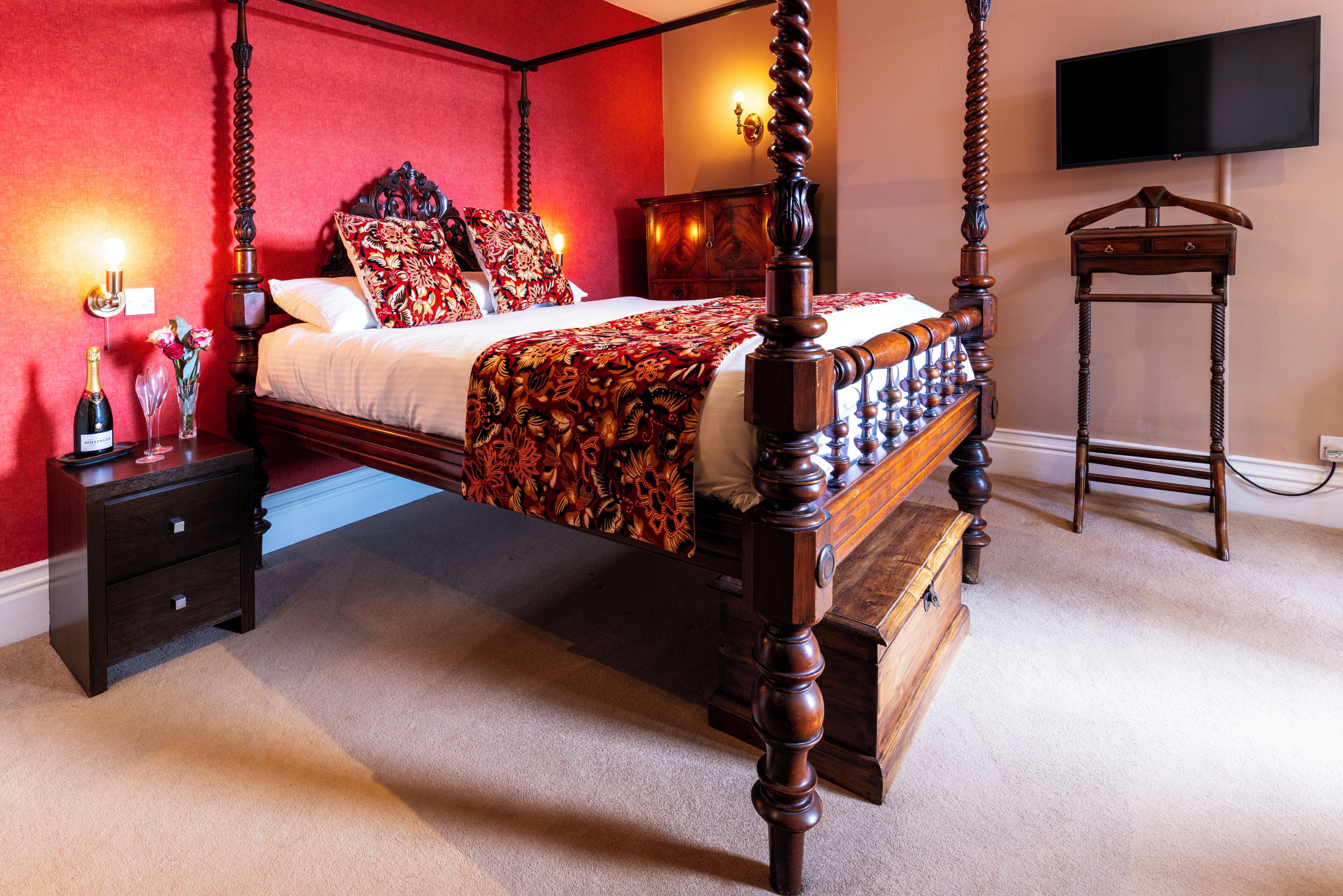 Deluxe Room, 1 King Bed, Non Smoking | Premium bedding, individually decorated, individually furnished, desk