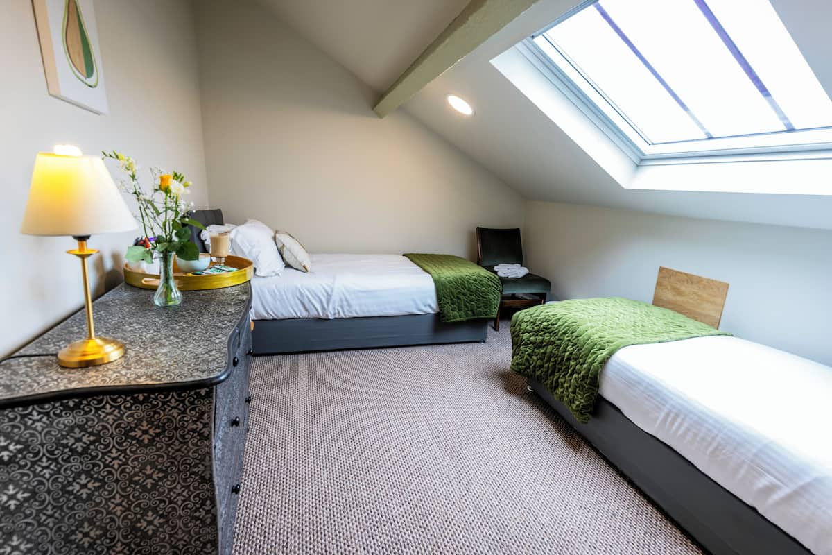 standard twin room, ensuite shower | premium bedding, individually decorated, individually furnished, desk