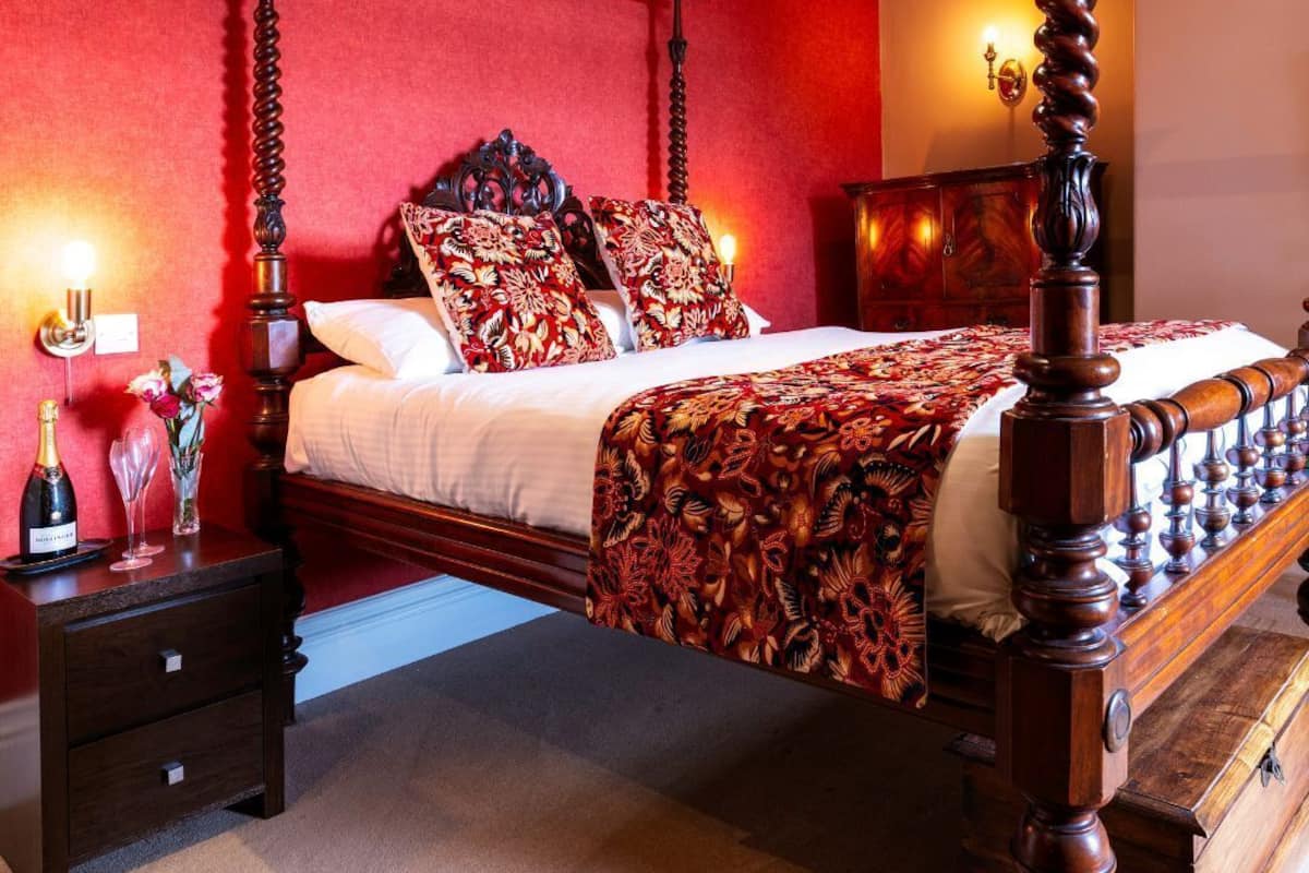 Deluxe Room, 1 King Bed, Non Smoking | Premium bedding, individually decorated, individually furnished, desk