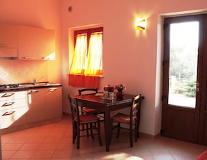 Studio, salle de bain privée | Repas dans la chambre