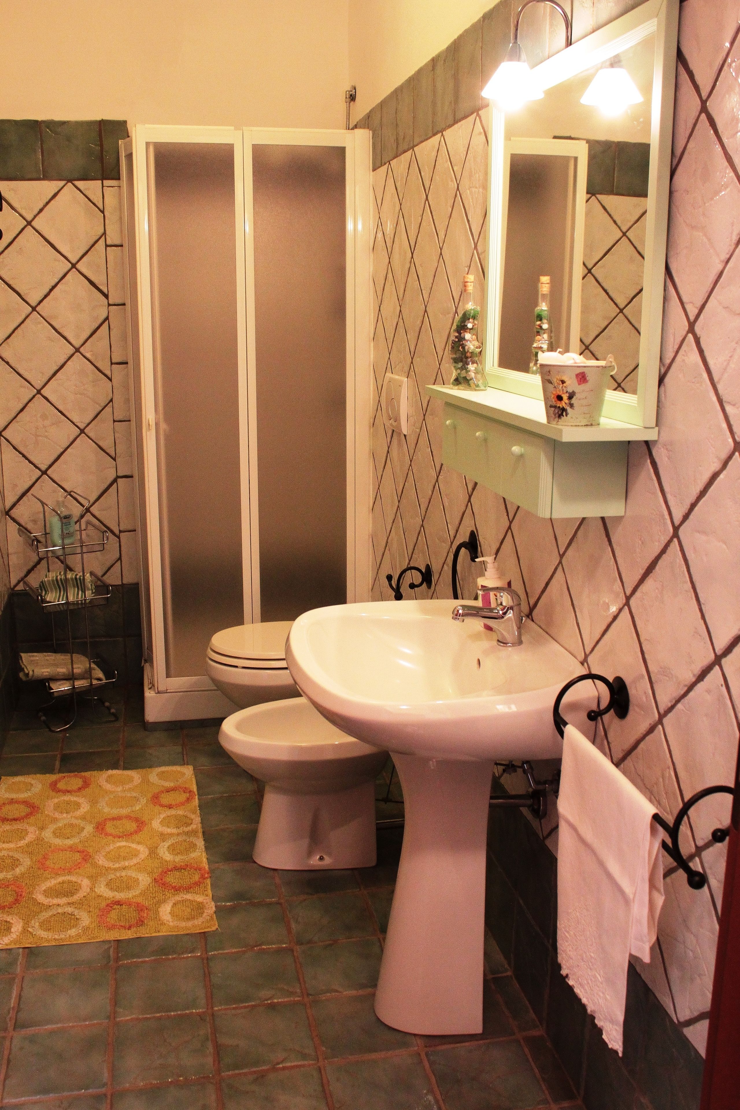 Une salle de bain avec une douche, des toilettes et un lavabo.