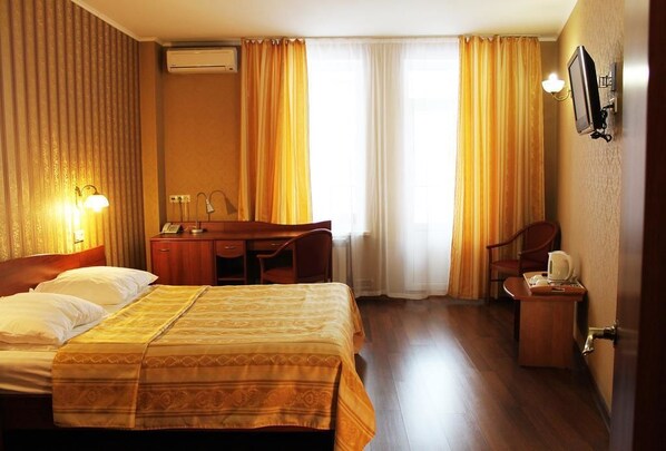 Premium-dobbeltværelse | Pengeskab på værelset, skrivebord, strygejern/strygebræt, gratis Wi-Fi