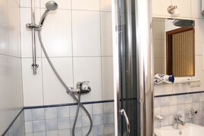 Habitación estándar doble | Baño | Ducha, artículos de higiene personal gratuitos y secador de pelo