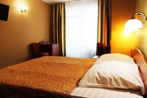 Pengeskab på værelset, skrivebord, strygejern/strygebræt, gratis Wi-Fi