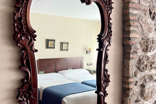Twin Room | Minibar, in-room safe, individually decorated, individually furnished